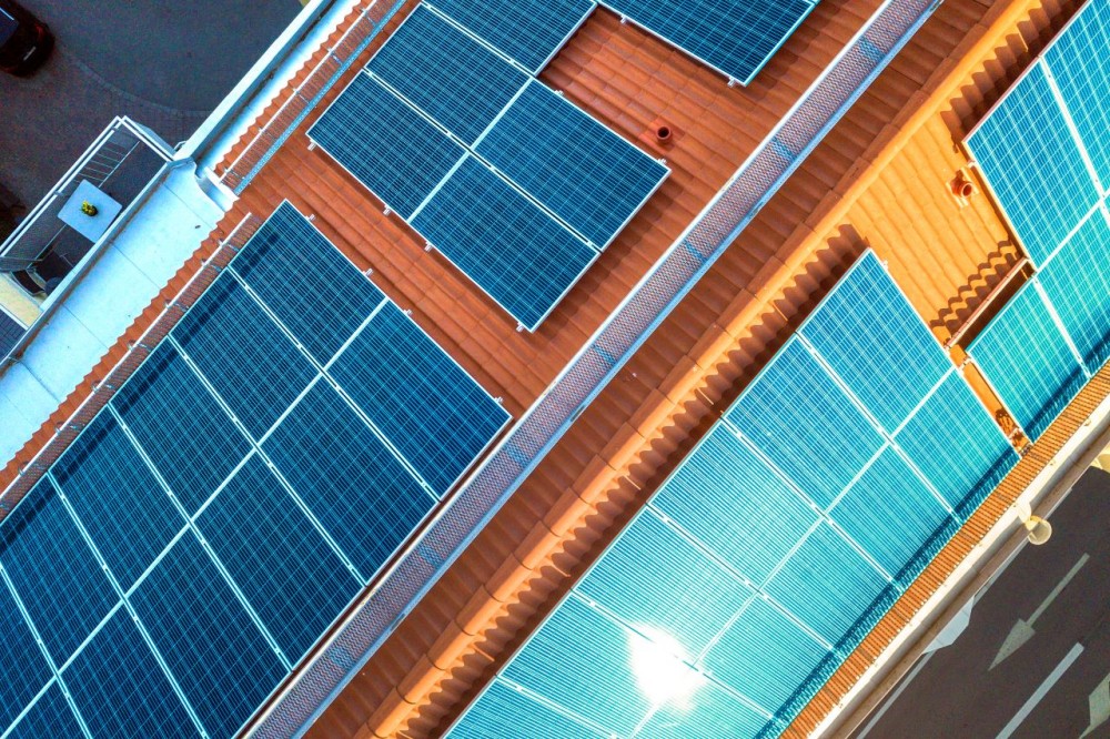 Hogyan befolyásolja a rendszert, ha egyszerre többféle tájolású napelemmel működik, és ez mit jelent a költség tekintetében?