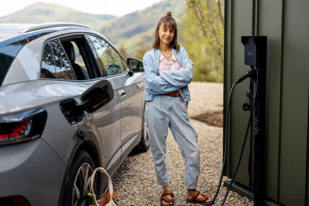 Milyen technológiákkal optimalizálható a villanyautók otthoni töltése?